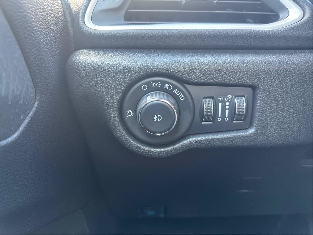 Used 2025 Chrysler Pacifica Select FWD image 16