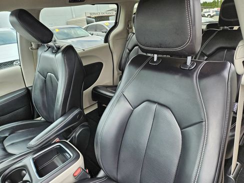 Used 2023 Chrysler Pacifica Touring-L FWD image 18