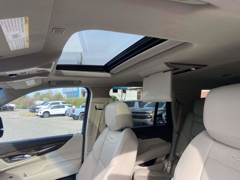 Used 2019 Cadillac Escalade Premium Luxury image 3