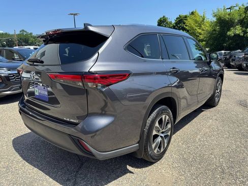 Used 2021 Toyota Highlander XLE AWD/4WD image 7