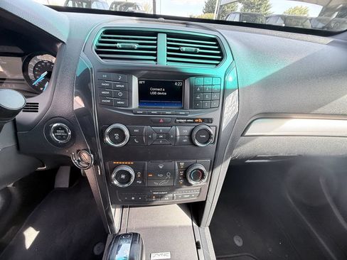 Used 2018 Ford Explorer XLT AWD/4WD image 10