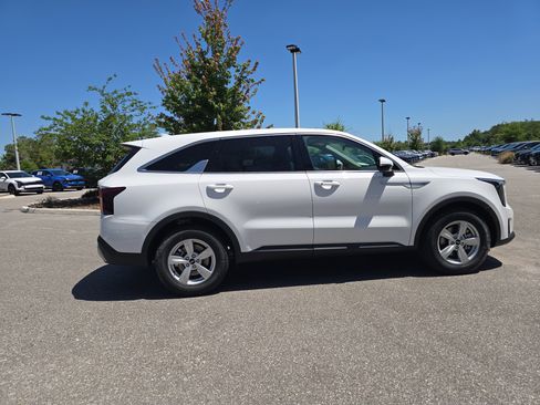 New 2026 Kia Sorento LX FWD image 9