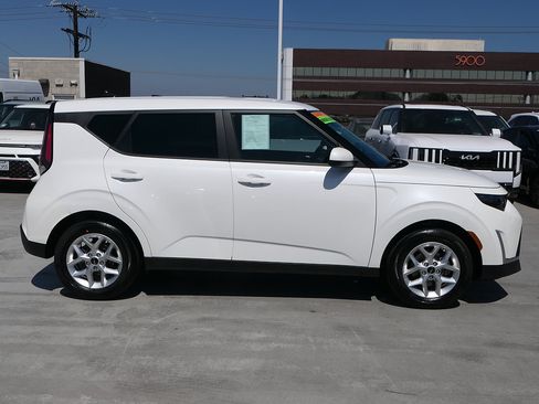 Used 2024 Kia Soul LX w/ Option Group 015 FWD image 2