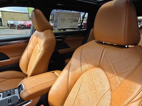 New 2026 Toyota Highlander Platinum image 23