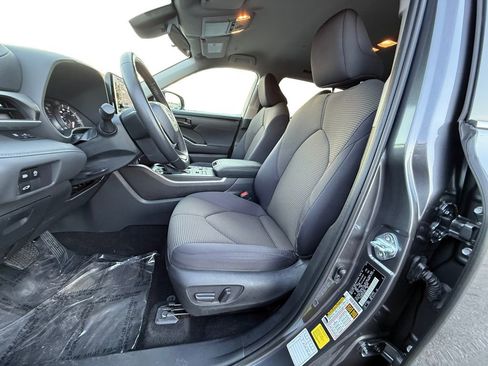Used 2024 Toyota Highlander LE image 9