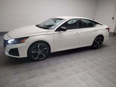 Used 2025 Nissan Altima 2.5 SR FWD image 2