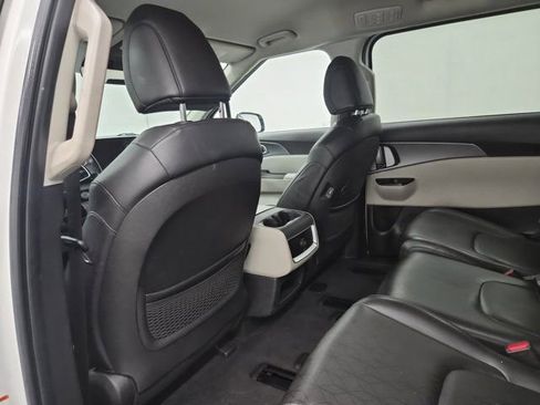 Used 2022 Kia Carnival LX FWD image 15