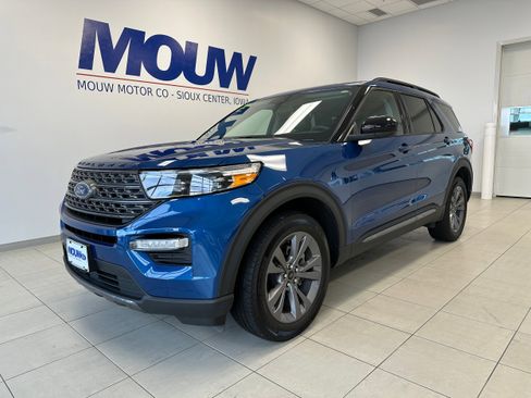 Used 2022 Ford Explorer XLT w/ Equipment Group 202A image 2