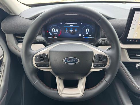 Used 2025 Ford Explorer Active AWD/4WD image 13