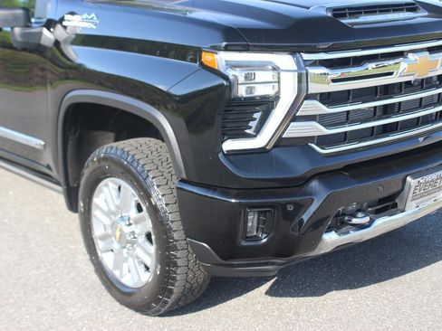 Used 2025 Chevrolet Silverado 2500 High Country w/ Technology Package AWD/4WD image 9