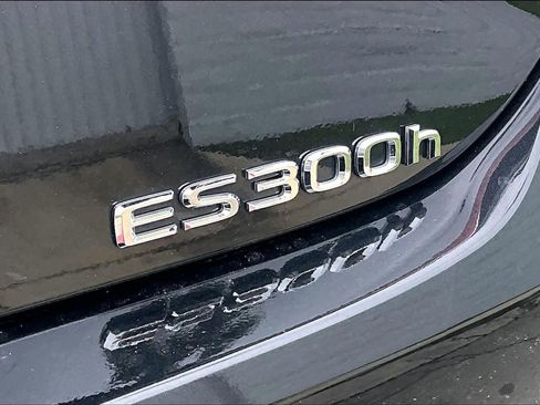 Used 2024 Lexus ES 300h w/ Premium Package image 10