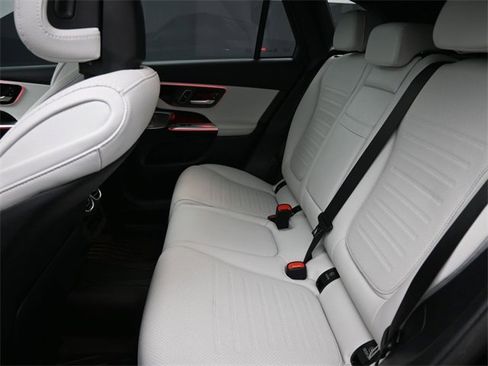 Used 2025 Mercedes-Benz GLC 300 image 12