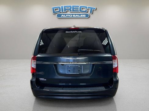 Used 2014 Chrysler Town & Country Touring image 5