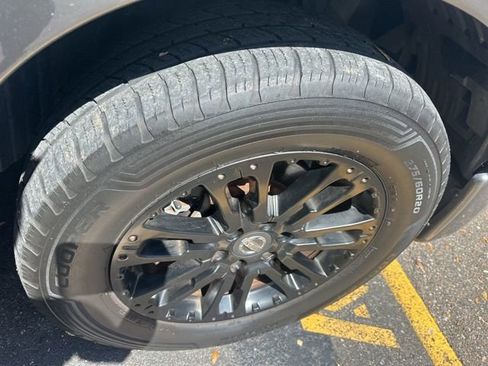 Used 2018 Nissan Titan SV w/ SV Convenience Package image 24