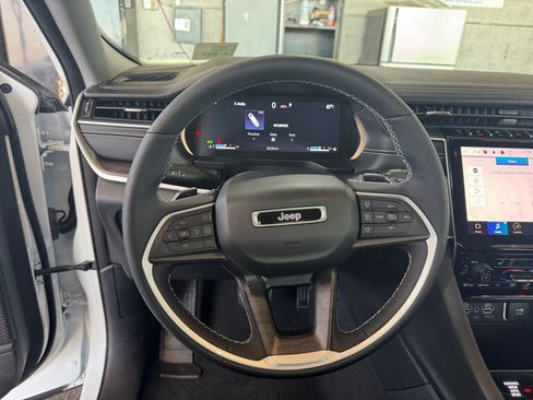 Used 2023 Jeep Grand Cherokee Limited AWD/4WD image 15