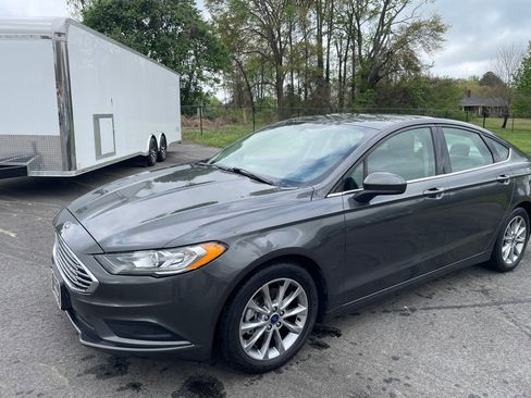 Used 2017 Ford Fusion SE w/ Fusion SE Technology Package image 1