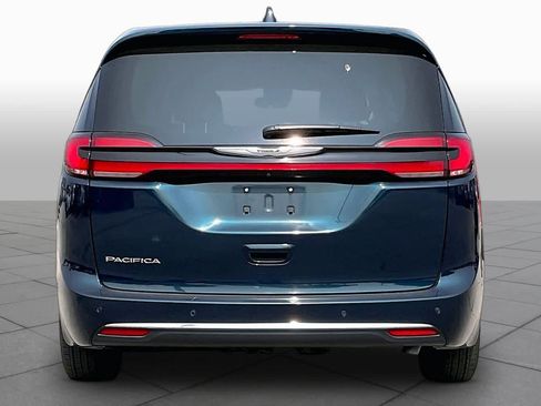 Used 2023 Chrysler Pacifica Touring-L FWD image 5