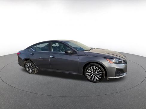 Used 2025 Nissan Altima 2.5 SV image 2