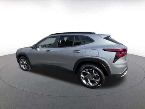 Used 2025 Chevrolet Trax LT FWD image 10