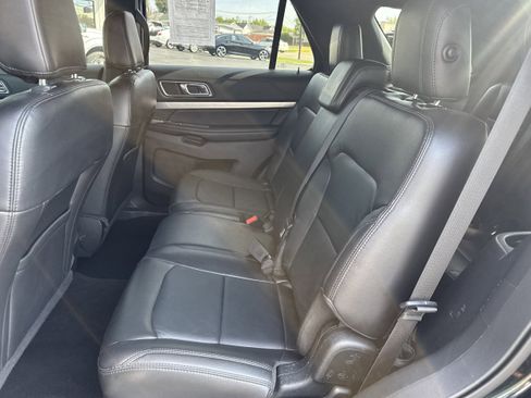Used 2018 Ford Explorer XLT w/ Equipment Group 202A image 7
