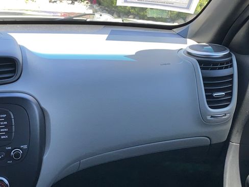 Used 2016 Kia Soul FWD image 22
