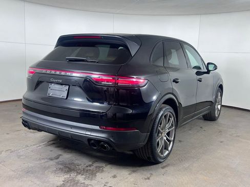 Certified 2023 Porsche Cayenne Platinum Edition image 7