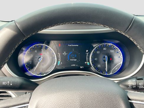 Certified 2023 Chrysler Pacifica Touring-L FWD image 12
