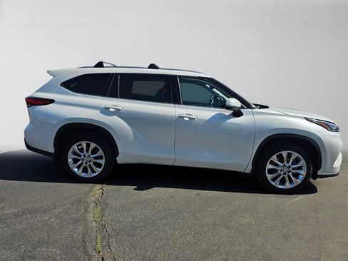 Used 2023 Toyota Highlander Limited FWD image 2