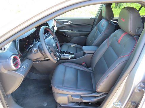 Certified 2024 Chevrolet Trax RS w/ Sunroof Package FWD image 23