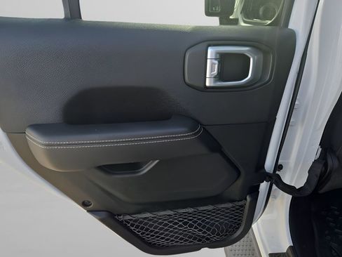 Used 2020 Jeep Wrangler Unlimited Sahara image 25