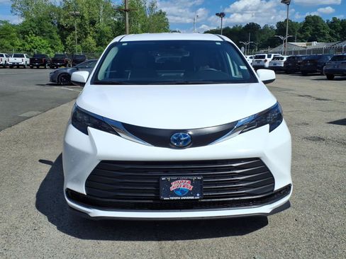 Used 2025 Toyota Sienna LE FWD image 2
