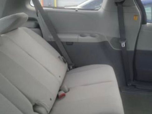 Used 2012 Toyota Sienna LE w/ Towing Pkg image 17