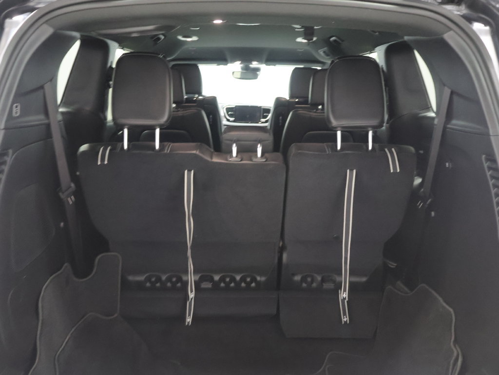 Used 2023 Chrysler Pacifica Touring-L w/ Uconnect Theater Family Group FWD image 5