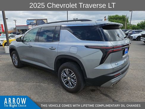 Used 2025 Chevrolet Traverse LT image 8