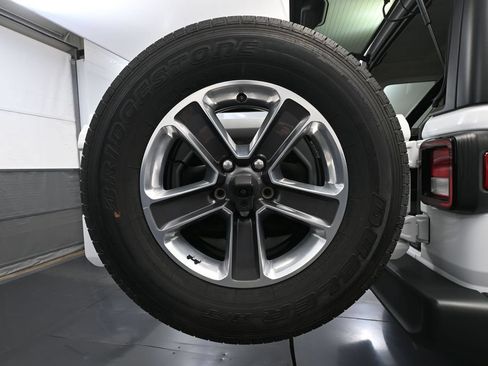 Used 2019 Jeep Wrangler Unlimited Sahara AWD/4WD image 14