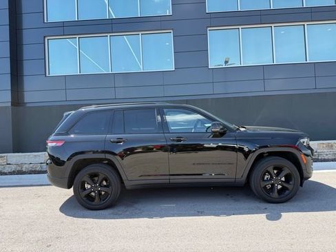 Used 2023 Jeep Grand Cherokee Altitude AWD/4WD image 2