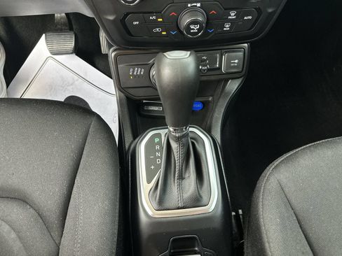 Used 2019 Jeep Renegade Latitude w/ Cold Weather Group AWD/4WD image 16