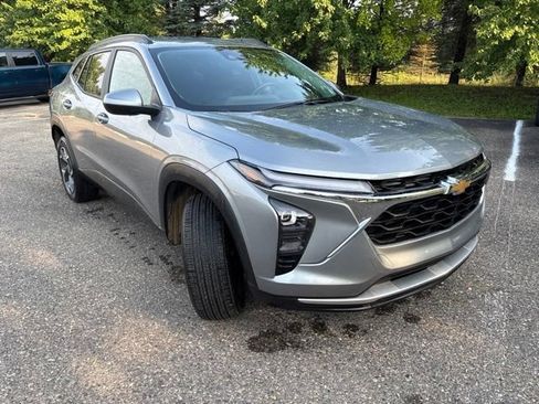 Used 2025 Chevrolet Trax LT w/ Driver Confidence Package FWD image 2