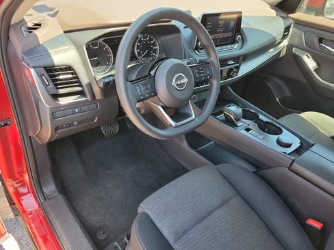 Used 2023 Nissan Rogue SV image 4