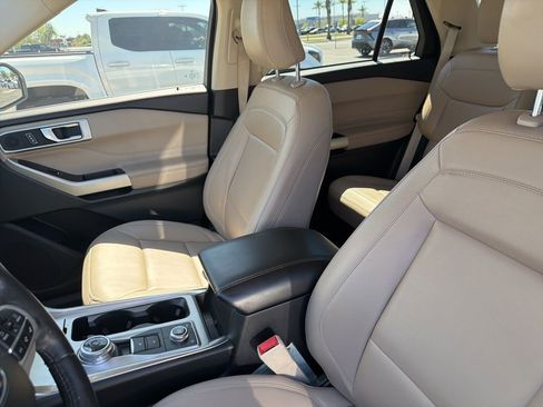 Used 2022 Ford Explorer XLT w/ Equipment Group 202A image 8