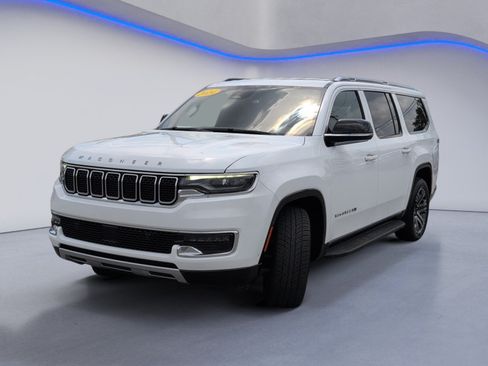 Used 2024 Jeep Wagoneer L Series II w/ Flexible Seating Group AWD/4WD image 11