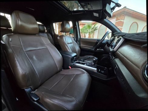 Used 2016 Toyota Tacoma Limited w/ Towing Package image 13