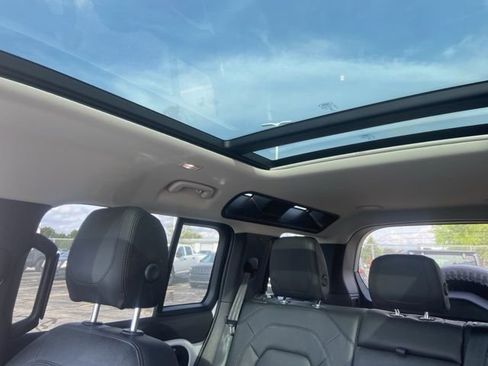 Used 2023 Land Rover Defender 110 SE AWD/4WD image 7