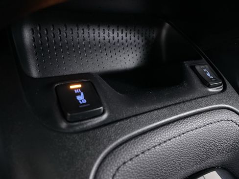 Used 2020 Toyota Corolla XLE image 26