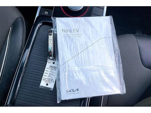 Used 2022 Kia Niro EX image 11