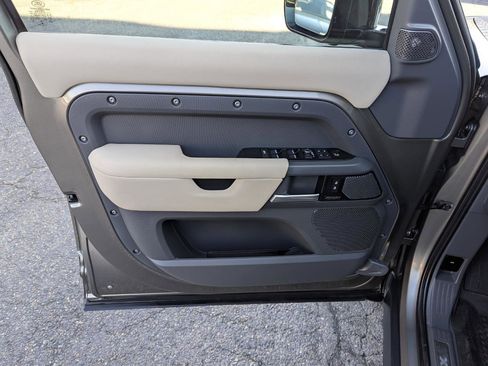 Used 2023 Land Rover Defender 110 X-Dynamic SE image 12