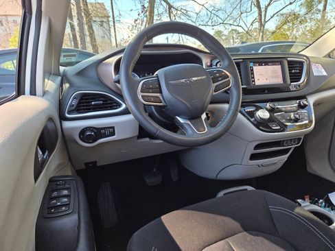 Used 2022 Chrysler Voyager LX FWD image 5