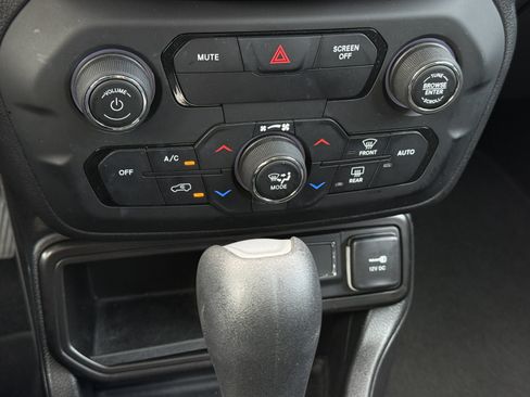 Used 2019 Jeep Renegade Altitude w/ Quick Order Package 2XM FWD image 29