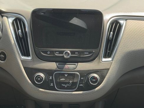 Used 2017 Chevrolet Malibu LT FWD image 12