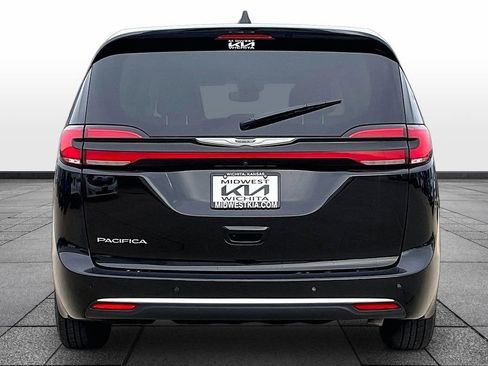 Used 2024 Chrysler Pacifica Touring-L FWD image 4